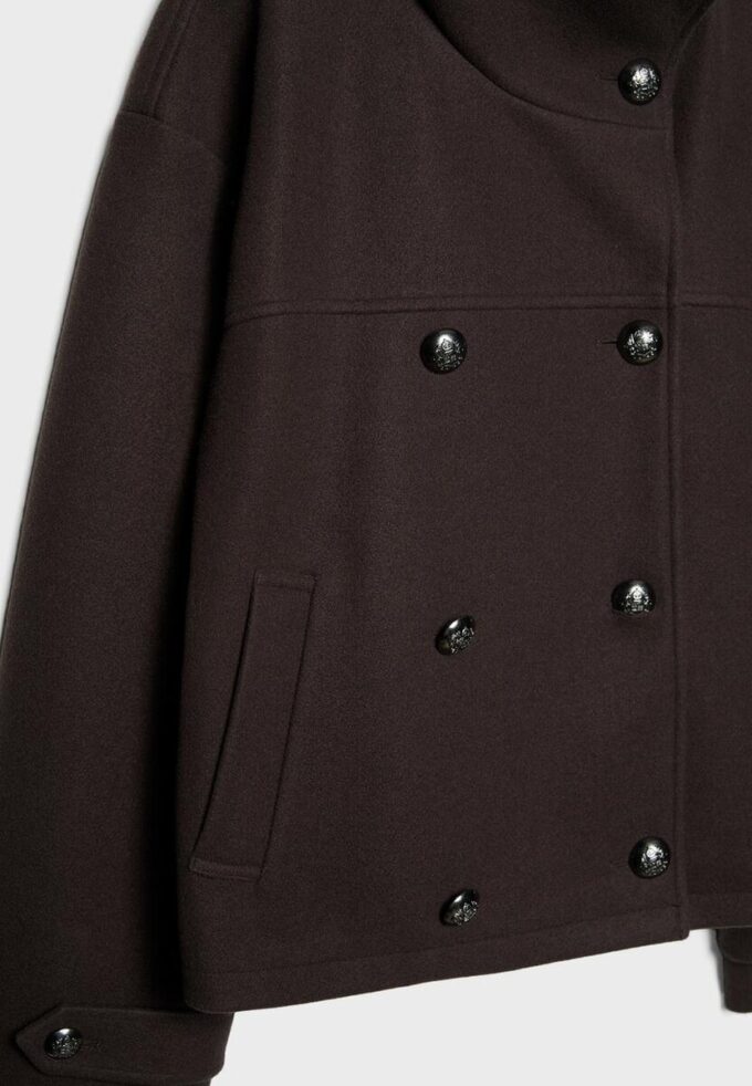 Soft-Touch-jakke med krysset snitt og høy hals