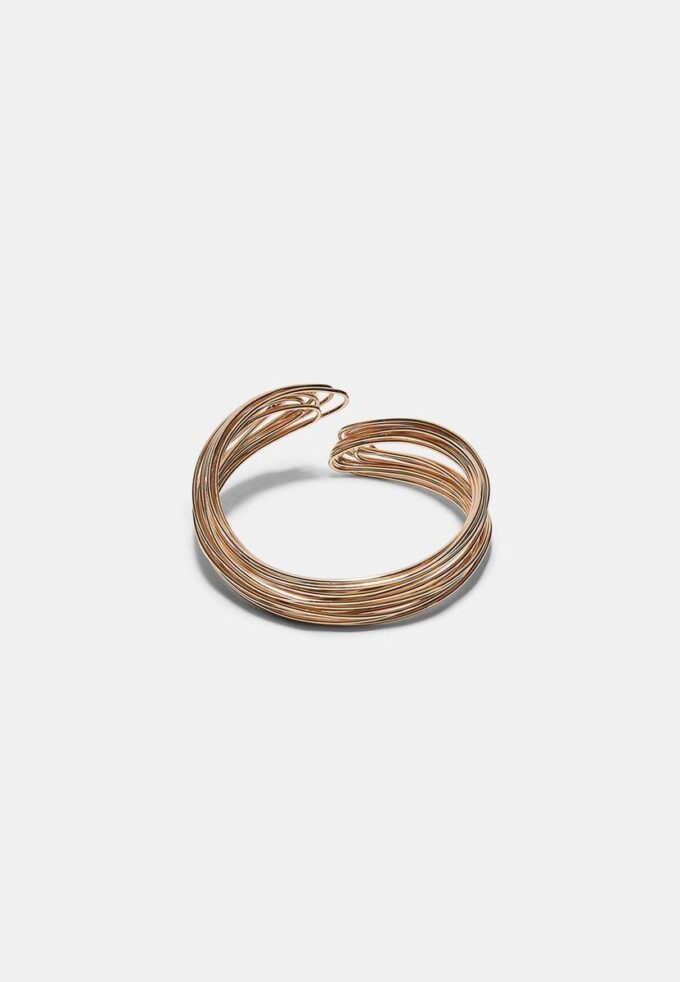 Stivt armbånd med metalltråder