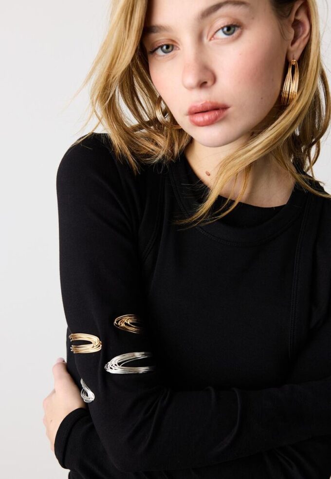 Stivt armbånd med metalltråder