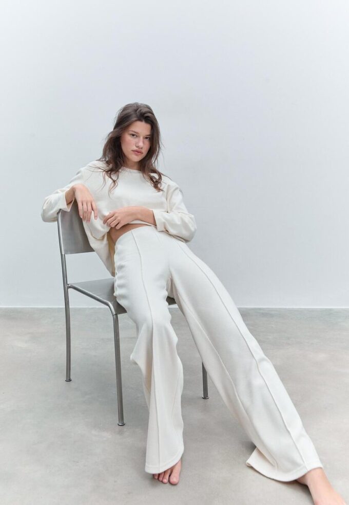 Strikkede bukser med sømdetaljer