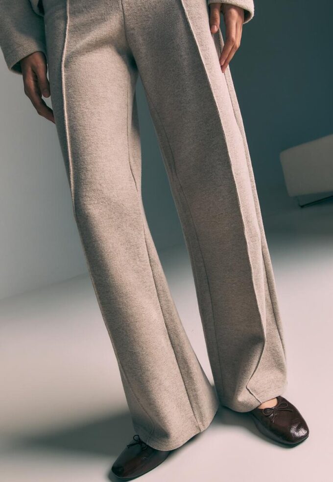 Strikkede bukser med sømdetaljer