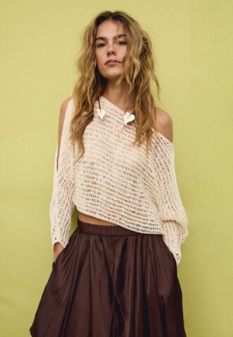 Strikkegenser i kapestil med bånd