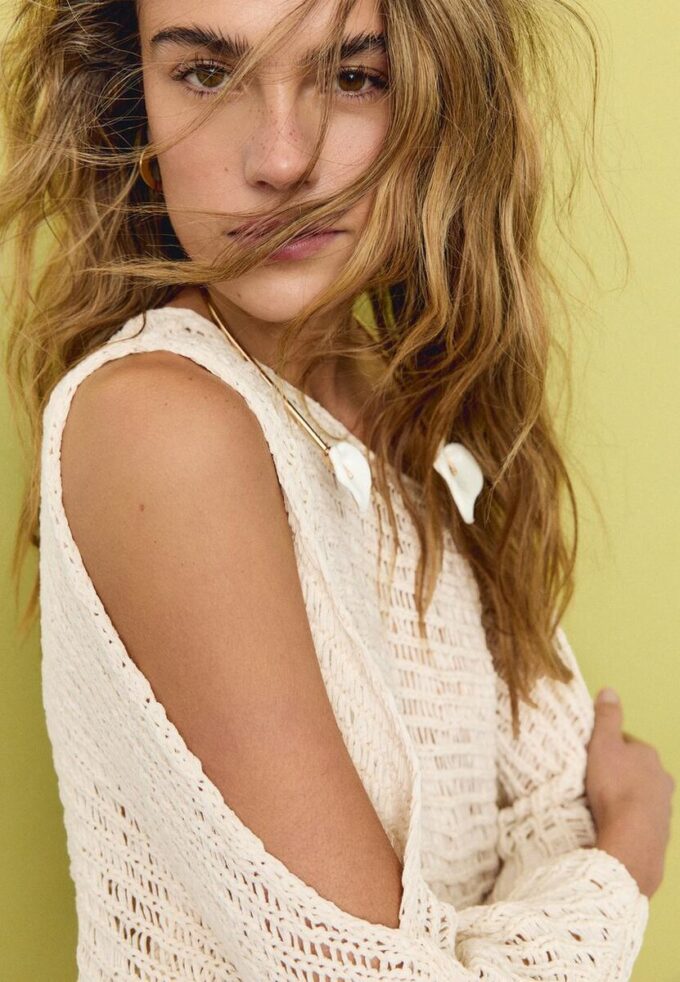 Strikkegenser i kapestil med bånd