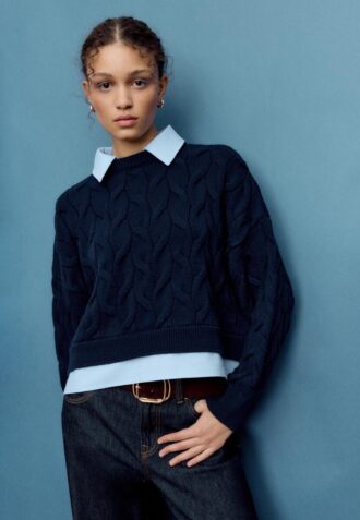 Strikkegenser i to stoffer med avtakbar krage