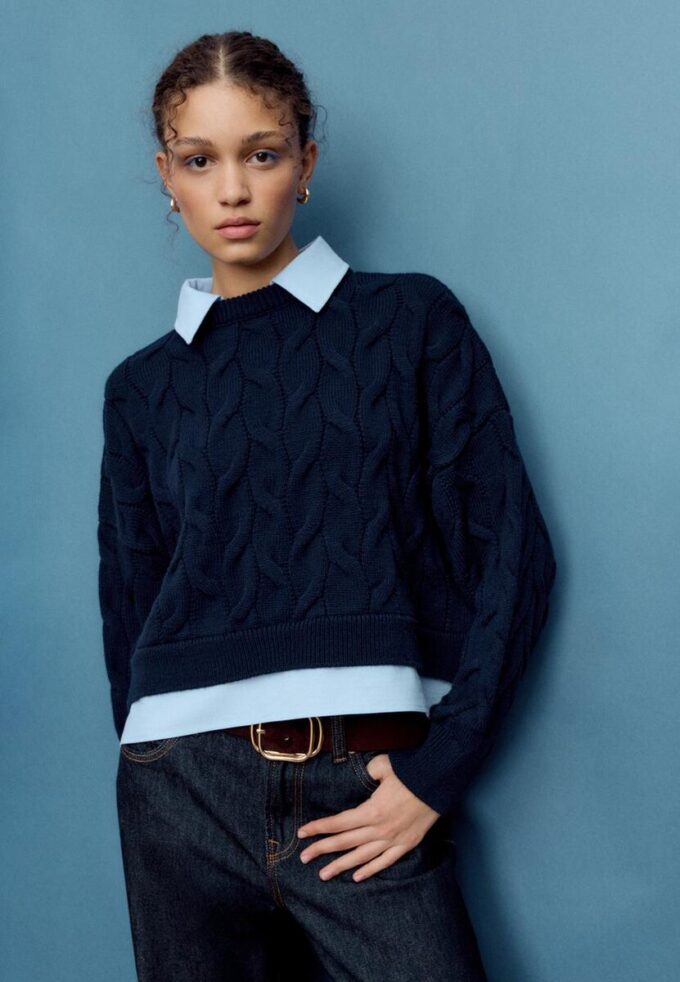 Strikkegenser i to stoffer med avtakbar krage