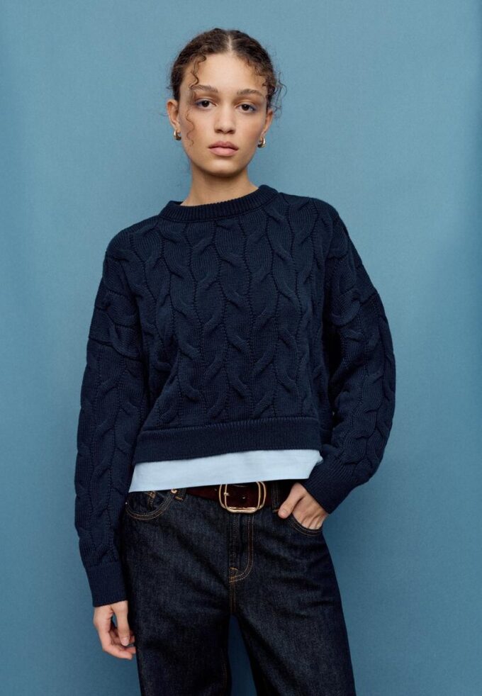 Strikkegenser i to stoffer med avtakbar krage