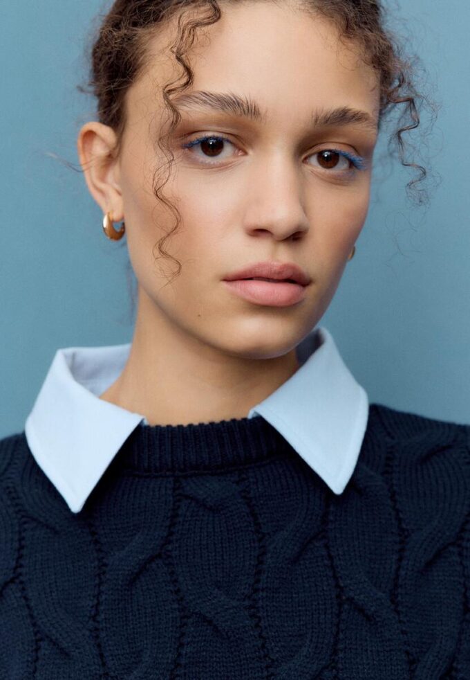 Strikkegenser i to stoffer med avtakbar krage