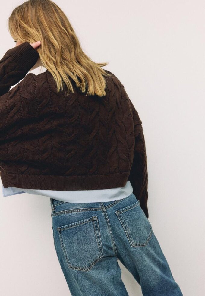 Strikkegenser i to stoffer med avtakbar krage