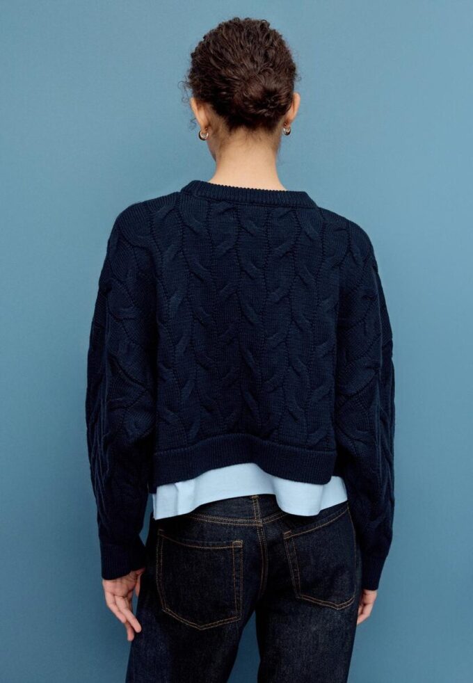 Strikkegenser i to stoffer med avtakbar krage