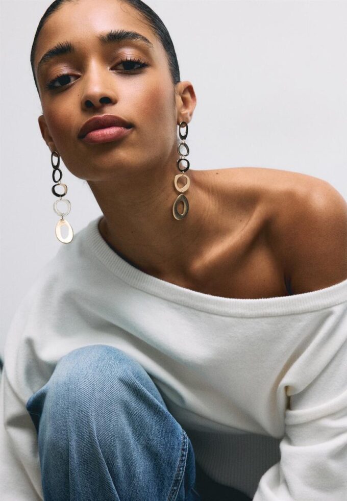 Strikkegenser med asymmetrisk ribbet kant