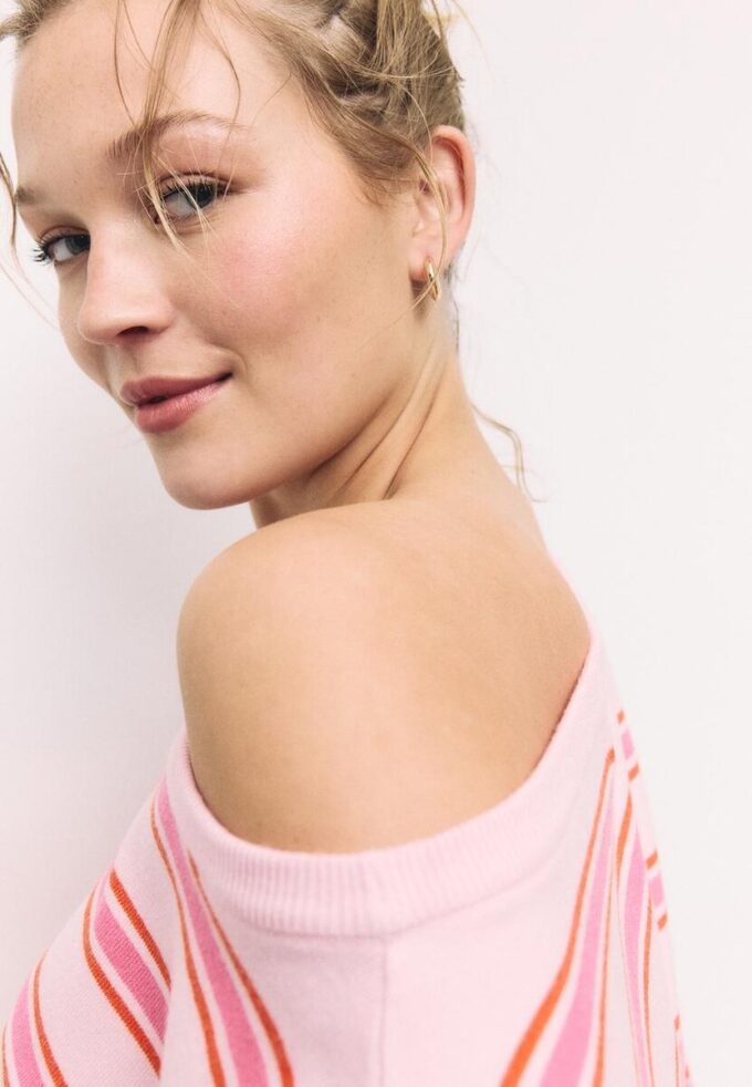 Strikkegenser med asymmetrisk ribbet kant