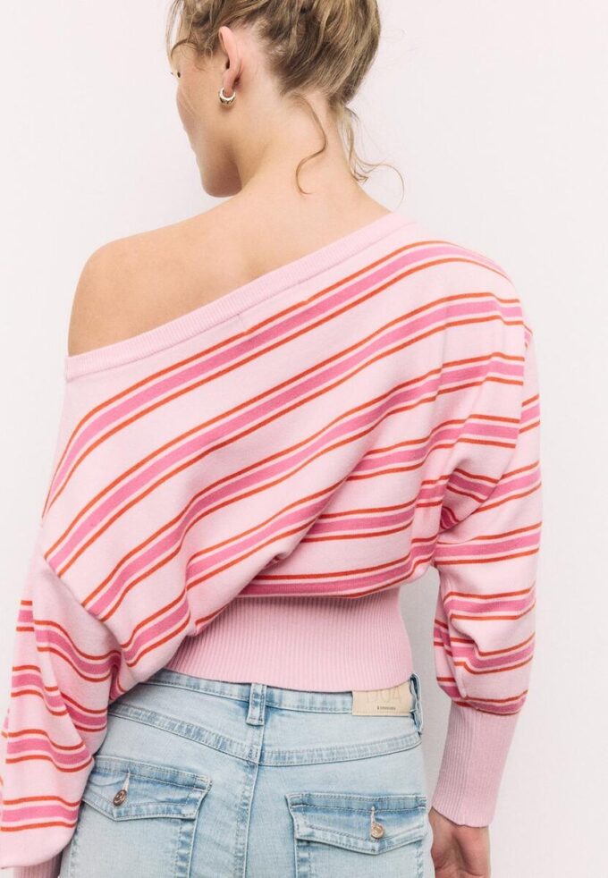 Strikkegenser med asymmetrisk ribbet kant