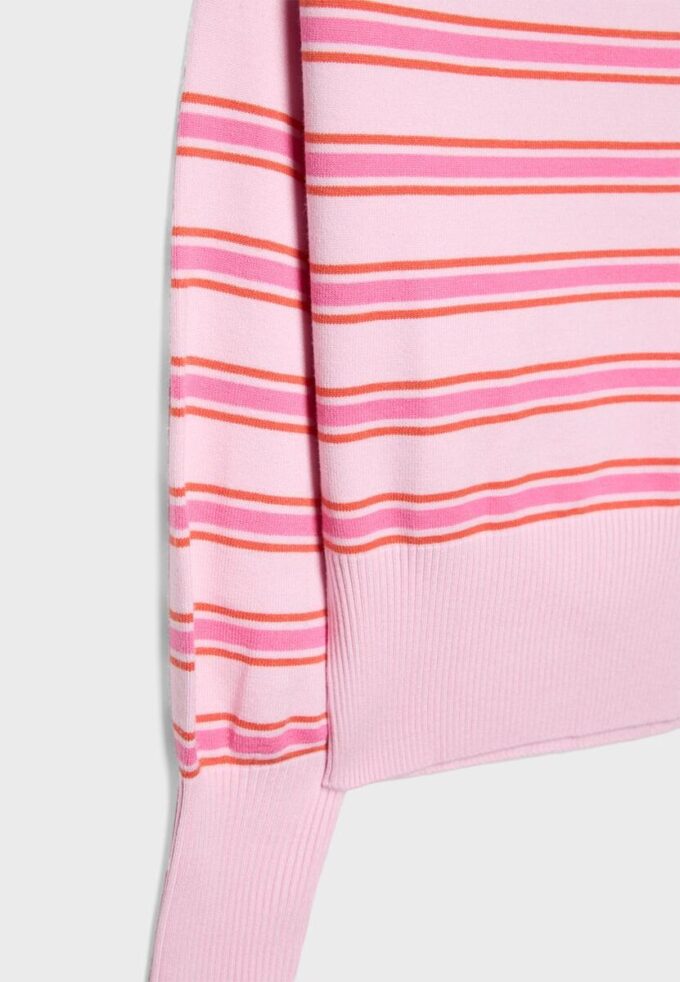 Strikkegenser med asymmetrisk ribbet kant