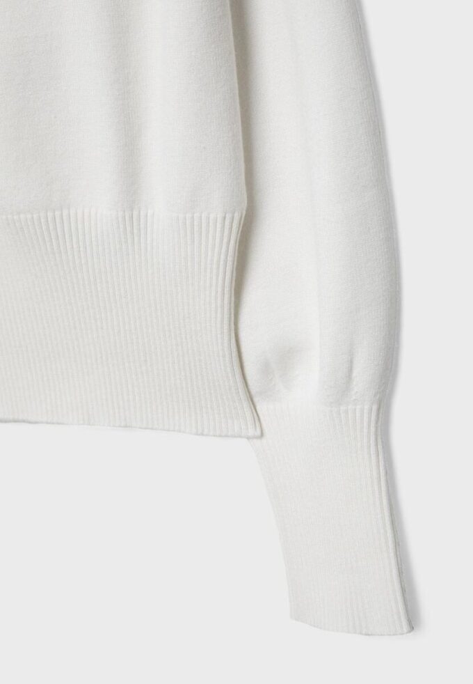 Strikkegenser med asymmetrisk ribbet kant