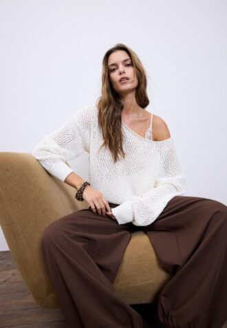 Strikkegenser med båthals