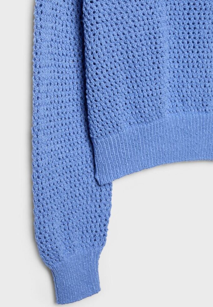 Strikkegenser med båthals