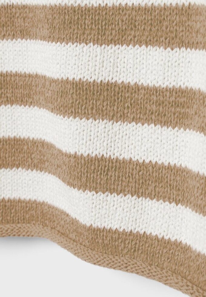 Strikkegenser med båthals