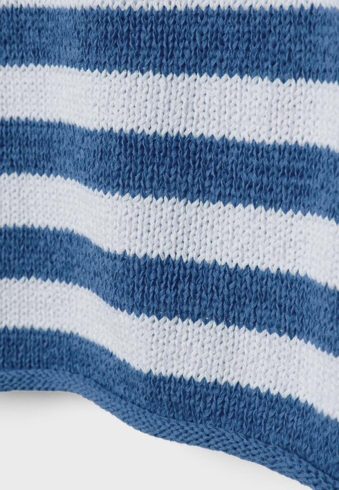 Strikkegenser med båthals