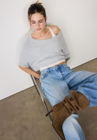 Strikkegenser med båthals og overlegg