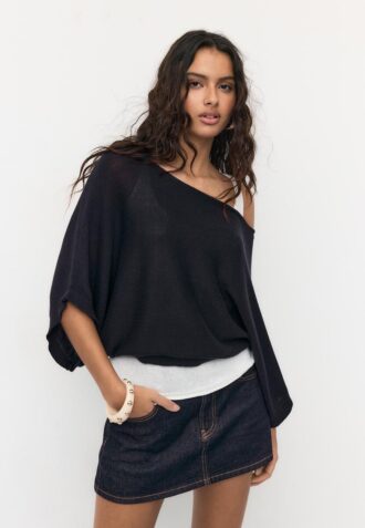 Strikkegenser med båthals og overlegg