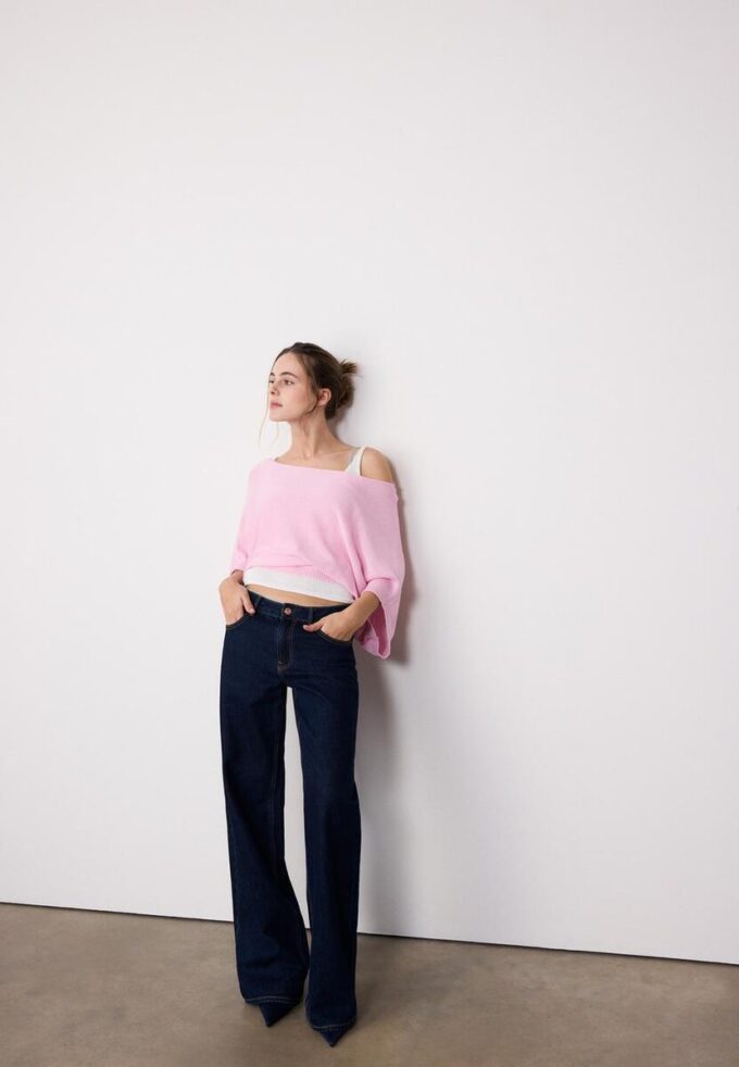 Strikkegenser med båthals og overlegg