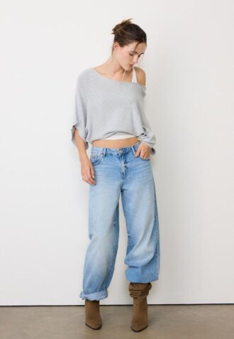 Strikkegenser med båthals og overlegg