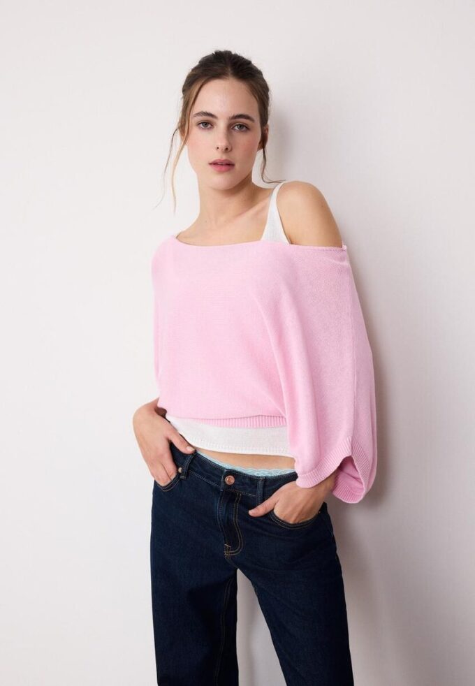 Strikkegenser med båthals og overlegg