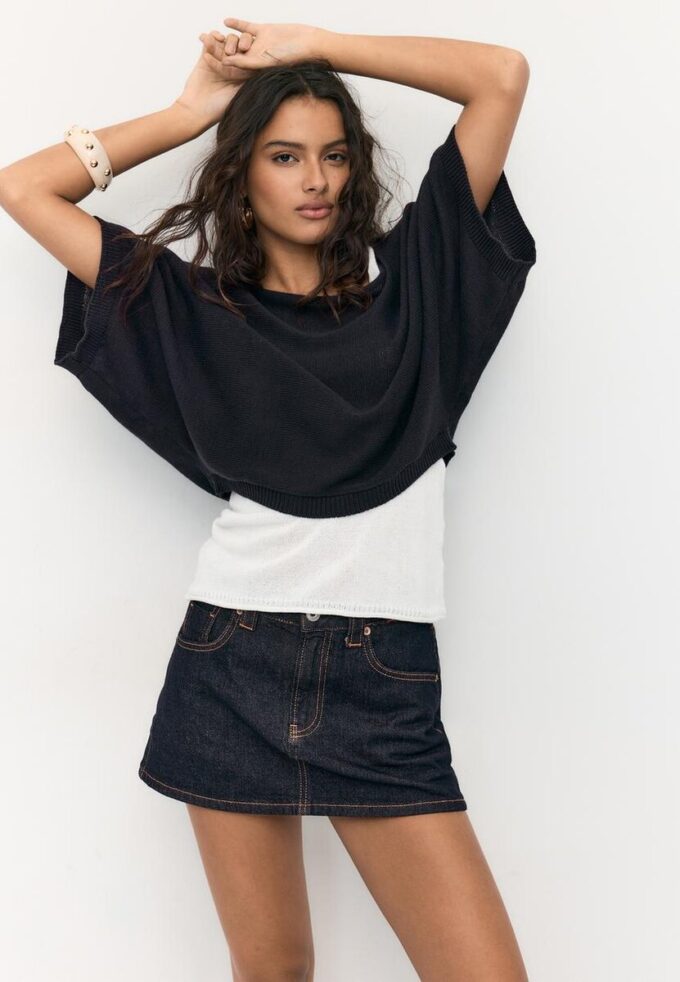 Strikkegenser med båthals og overlegg