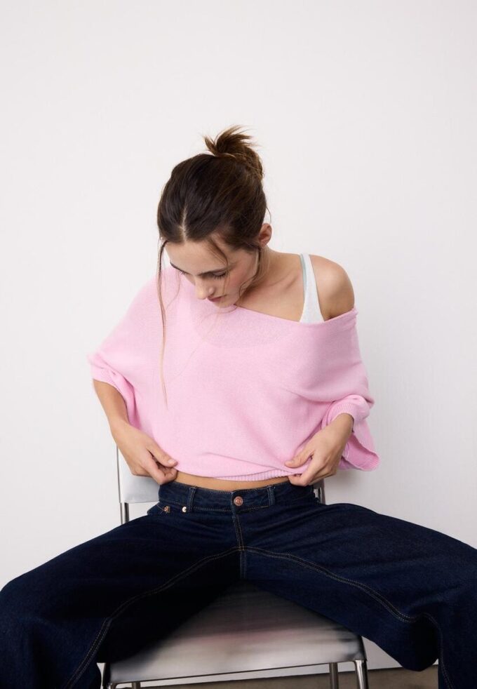 Strikkegenser med båthals og overlegg