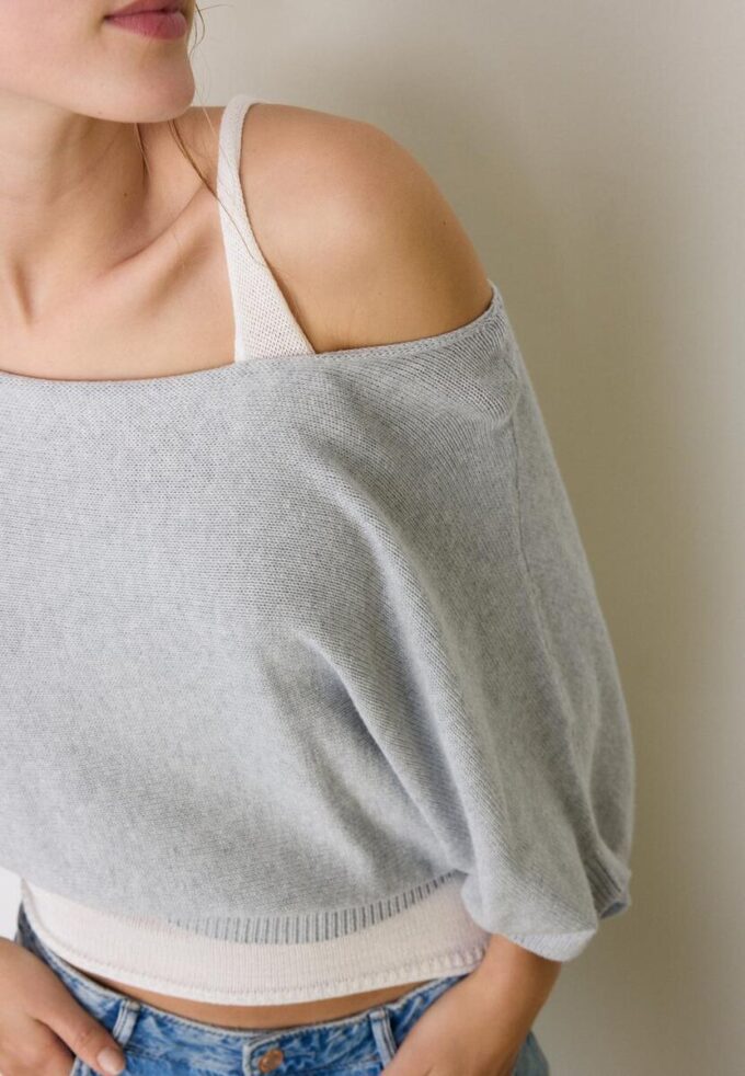 Strikkegenser med båthals og overlegg