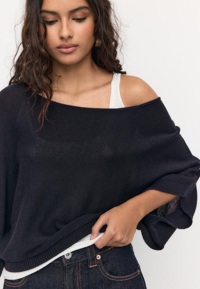 Strikkegenser med båthals og overlegg