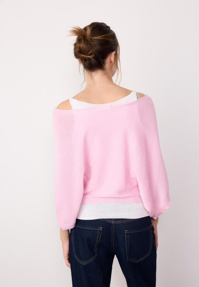 Strikkegenser med båthals og overlegg