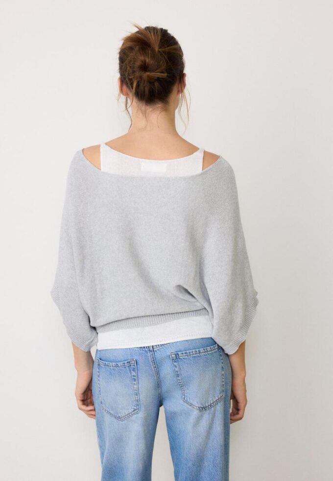 Strikkegenser med båthals og overlegg