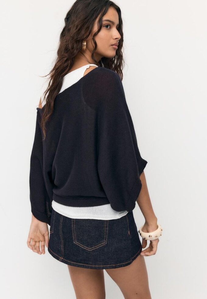 Strikkegenser med båthals og overlegg