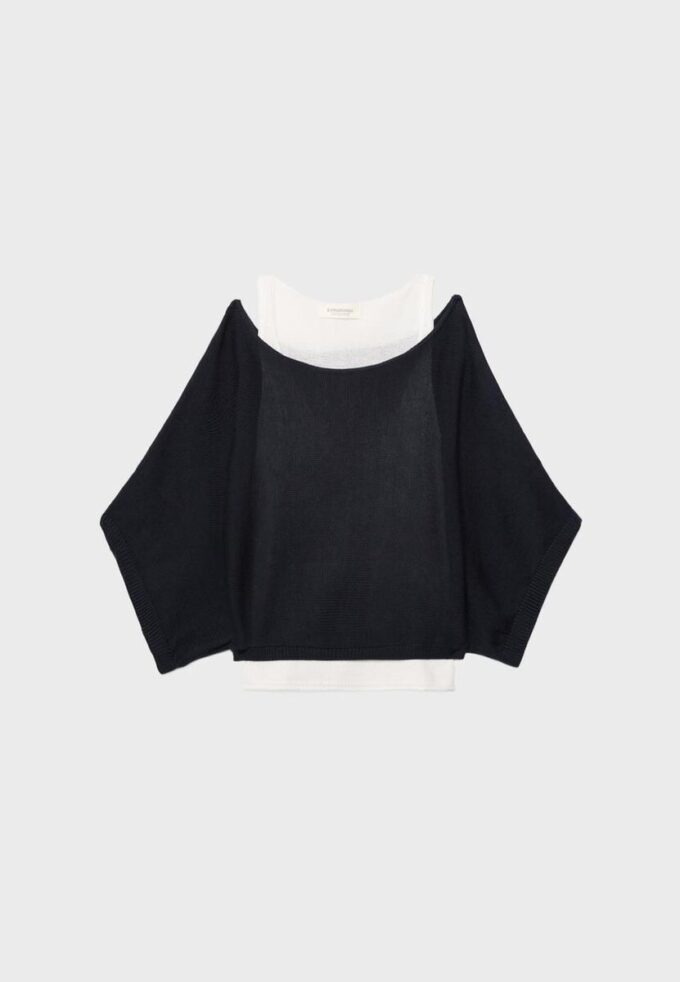 Strikkegenser med båthals og overlegg