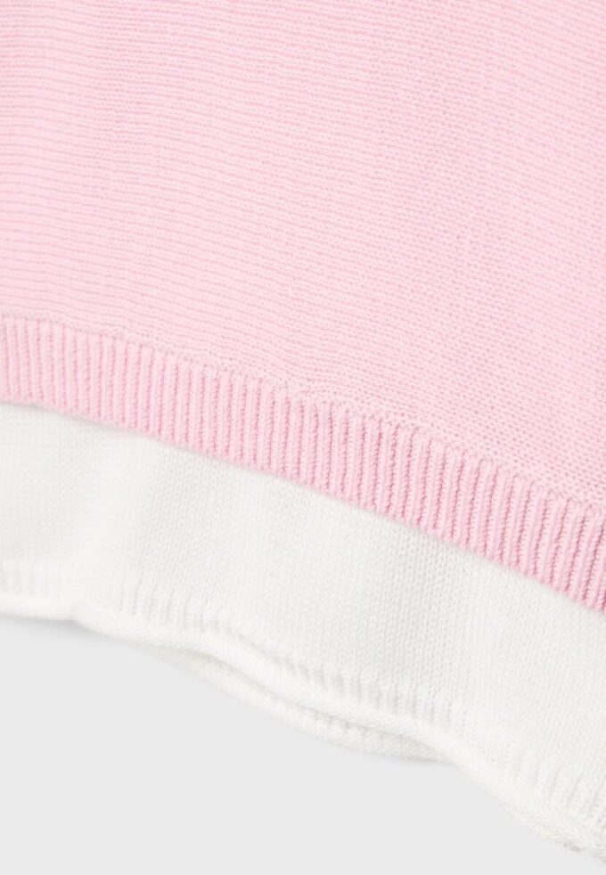 Strikkegenser med båthals og overlegg