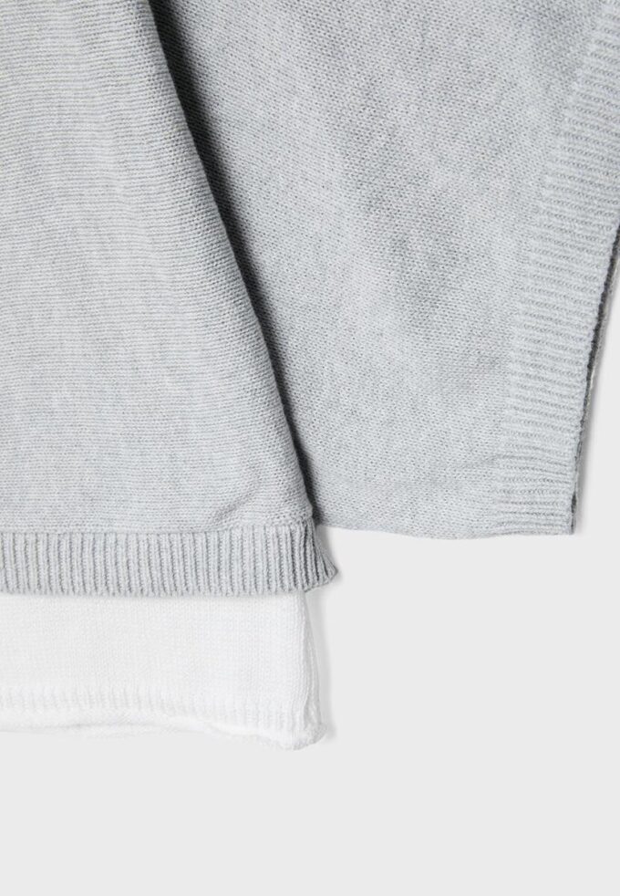 Strikkegenser med båthals og overlegg