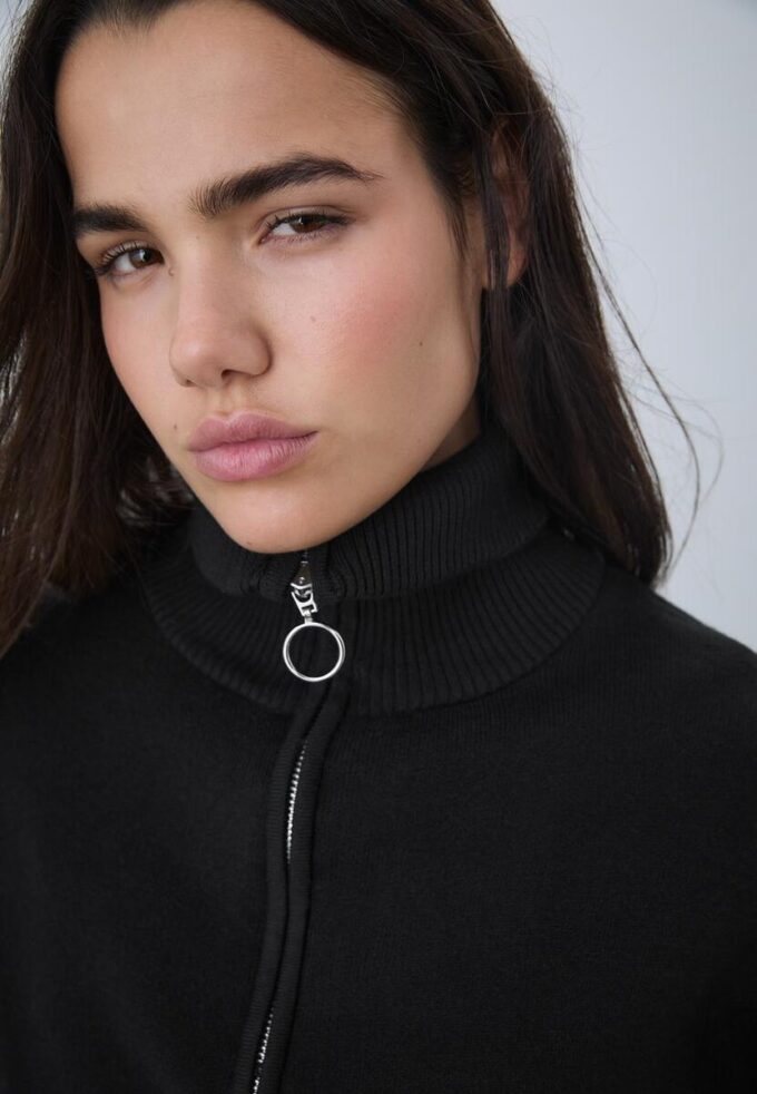 Strikkegenser med glidelås