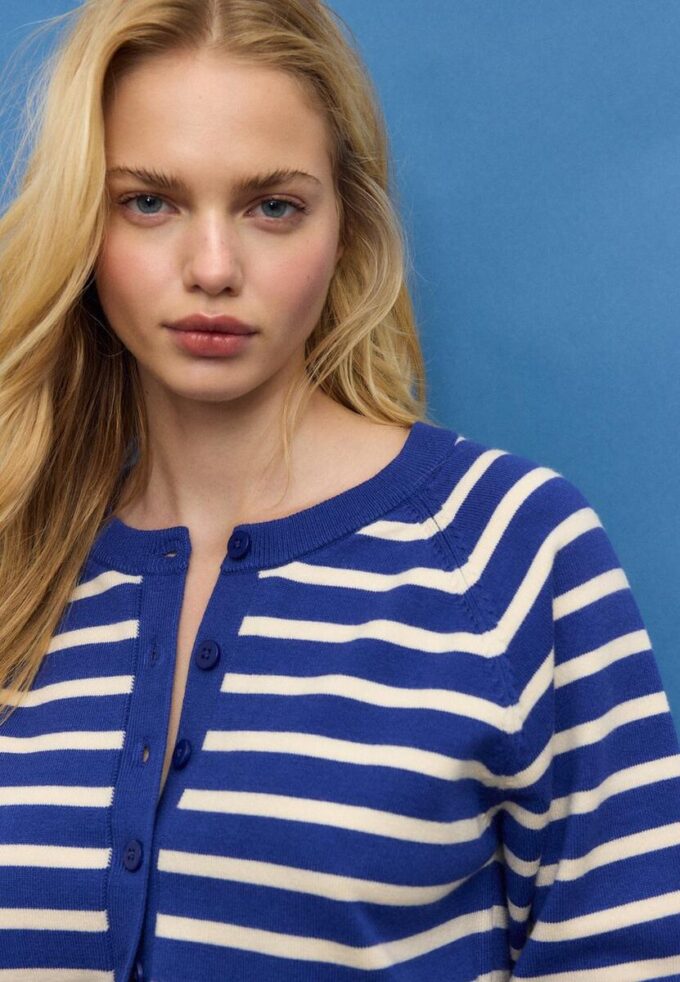 Strikkegenser med knapper og raglanermer