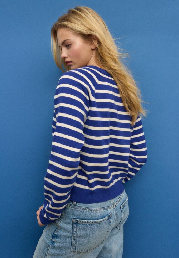 Strikkegenser med knapper og raglanermer