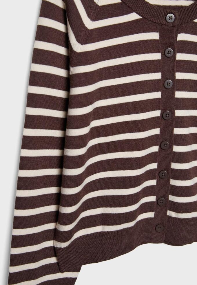 Strikkegenser med knapper og raglanermer