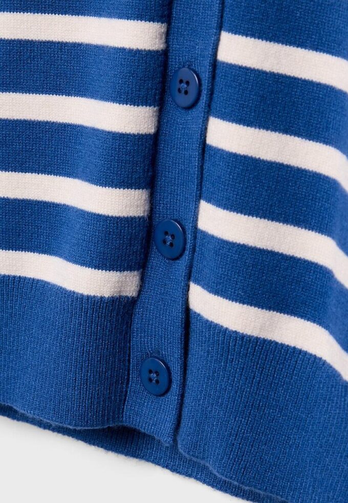 Strikkegenser med knapper og raglanermer