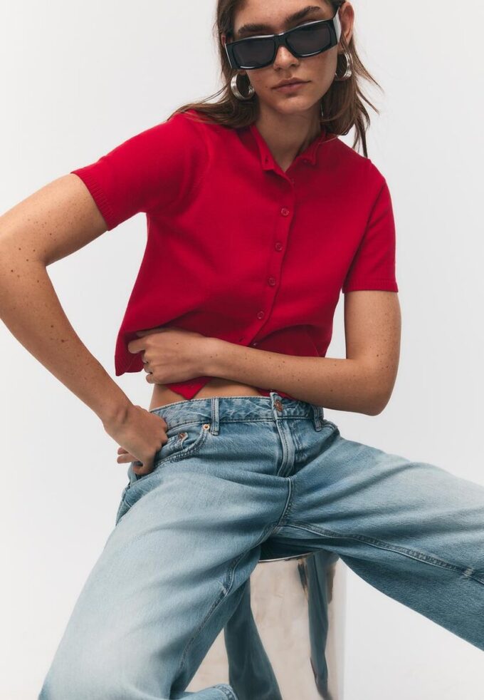 Strikkegenser med stående krage og knapper