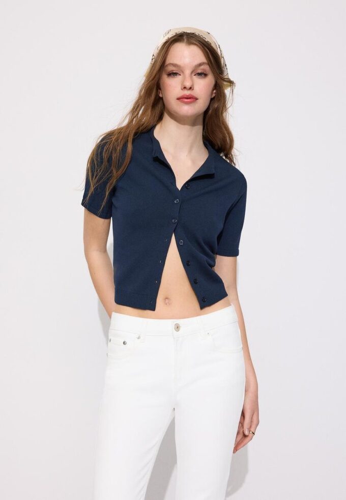 Strikkegenser med stående krage og knapper