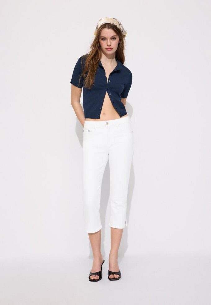 Strikkegenser med stående krage og knapper