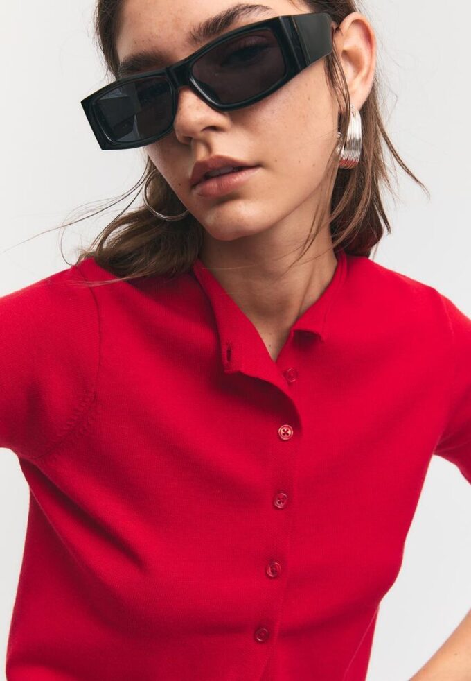 Strikkegenser med stående krage og knapper