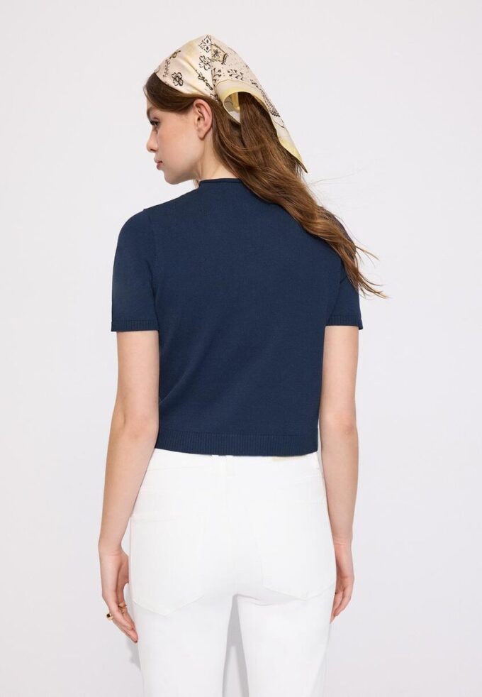 Strikkegenser med stående krage og knapper