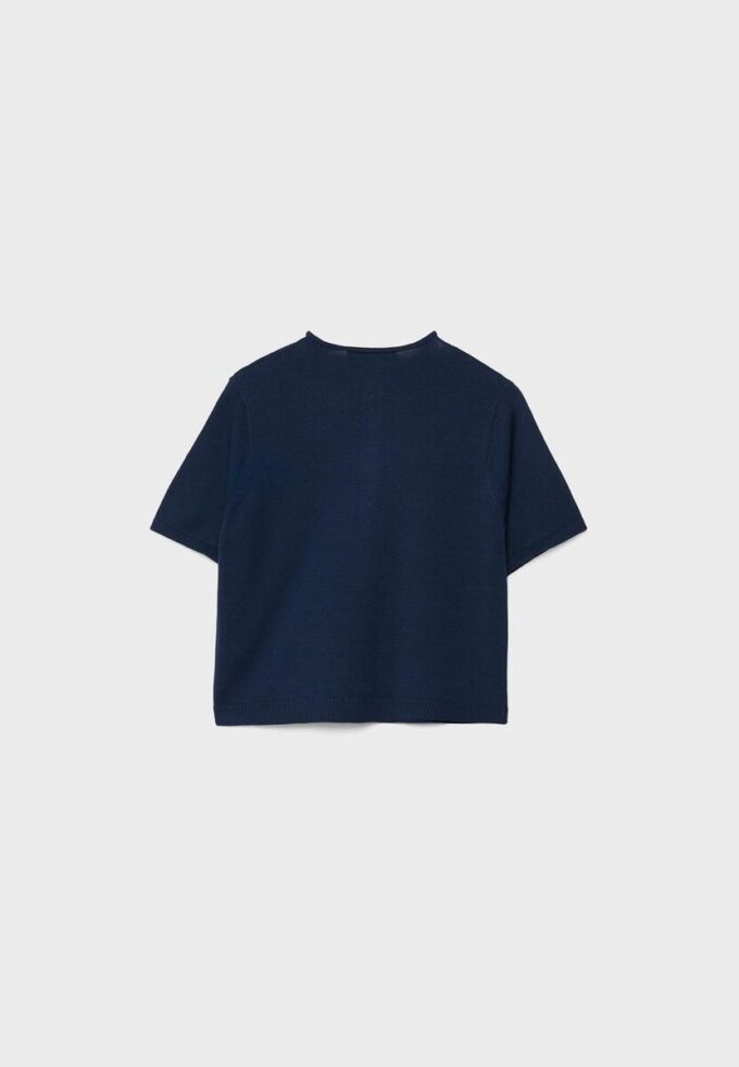 Strikkegenser med stående krage og knapper