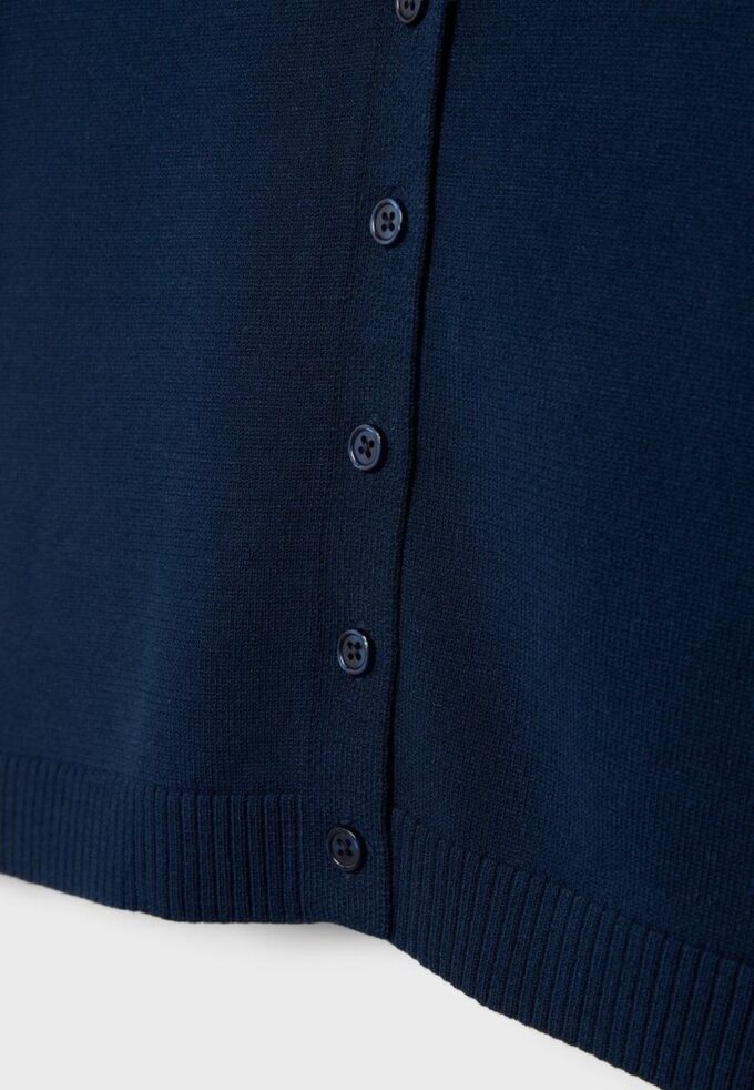 Strikkegenser med stående krage og knapper