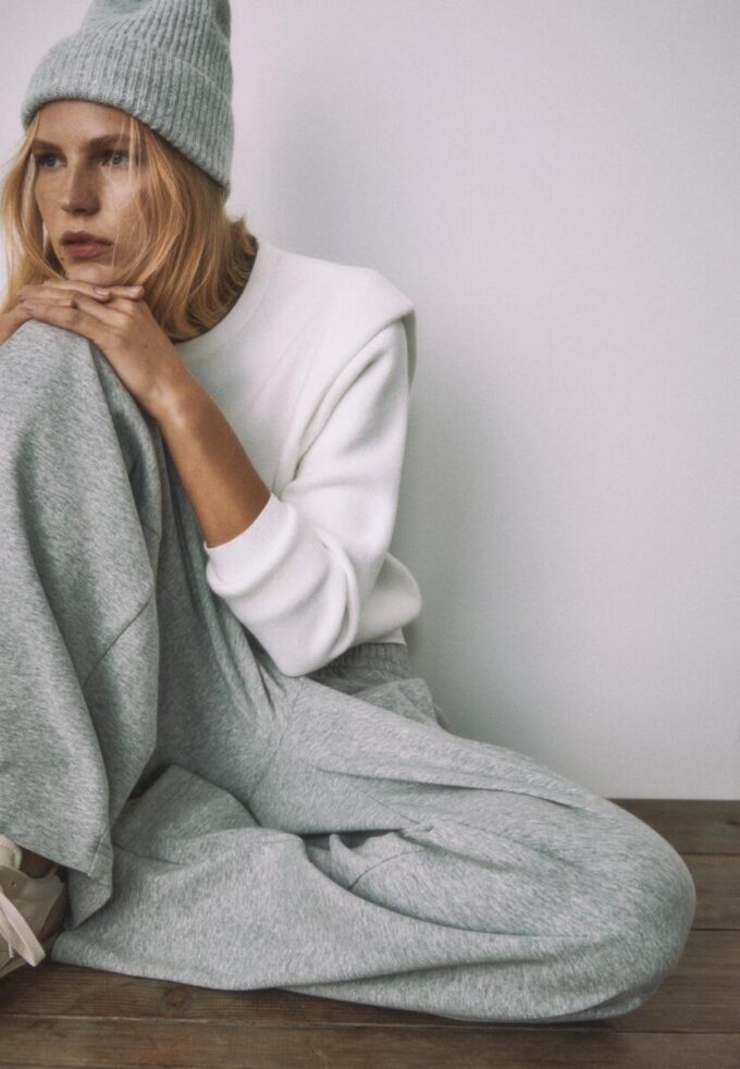 Strikket genser med polstrede skuldre